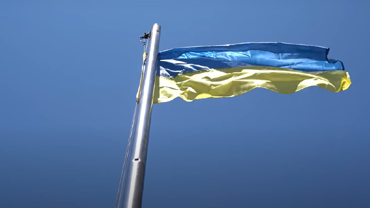 На острові Зміїний встановили найбільший державний прапор у напрямку Криму - ГУР